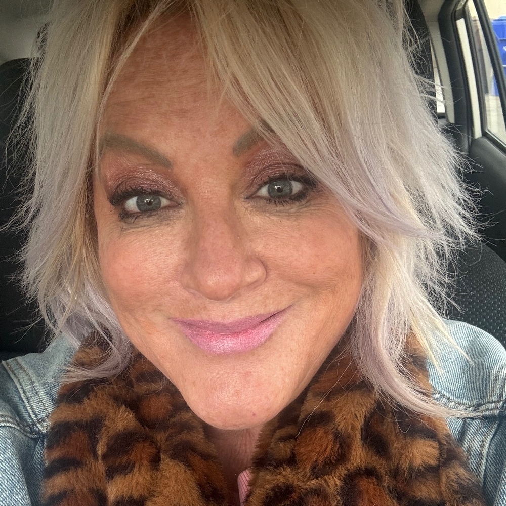 Meet your Posher, Laura